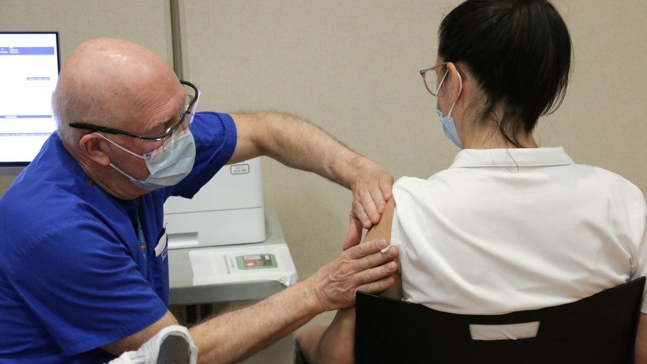 Visite du site de vaccination au Centre Caztel de Sainte-Marie