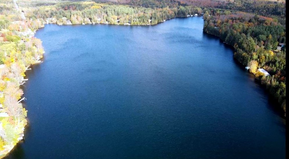 Normand DeLessard présente une vue aérienne du Lac-Raquette