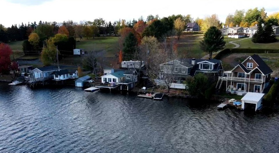 Normand DeLessard présente une vue aérienne du Lac-Raquette