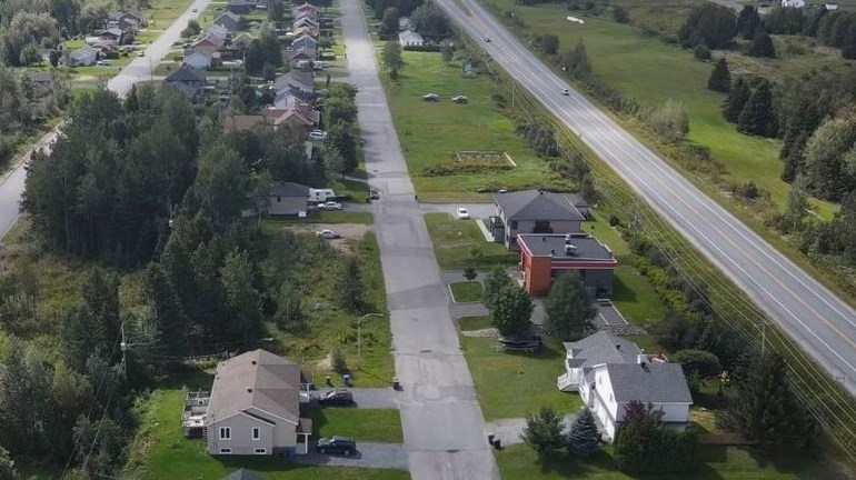 Normand DeLessard présente une vue aérienne d'East Broughton