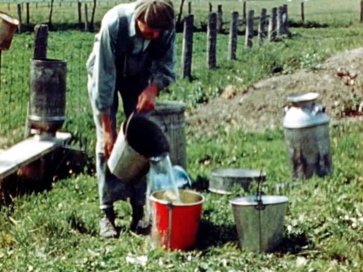 Normand DeLessard présente un documentaire sur la production du lait en 1948