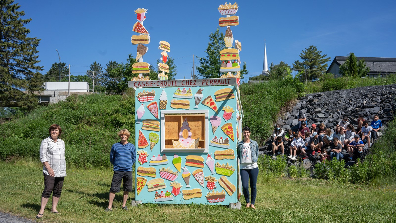 L'artiste Harold Gilbert et les élèves de L'Éco-Pin créent une oeuvre collective