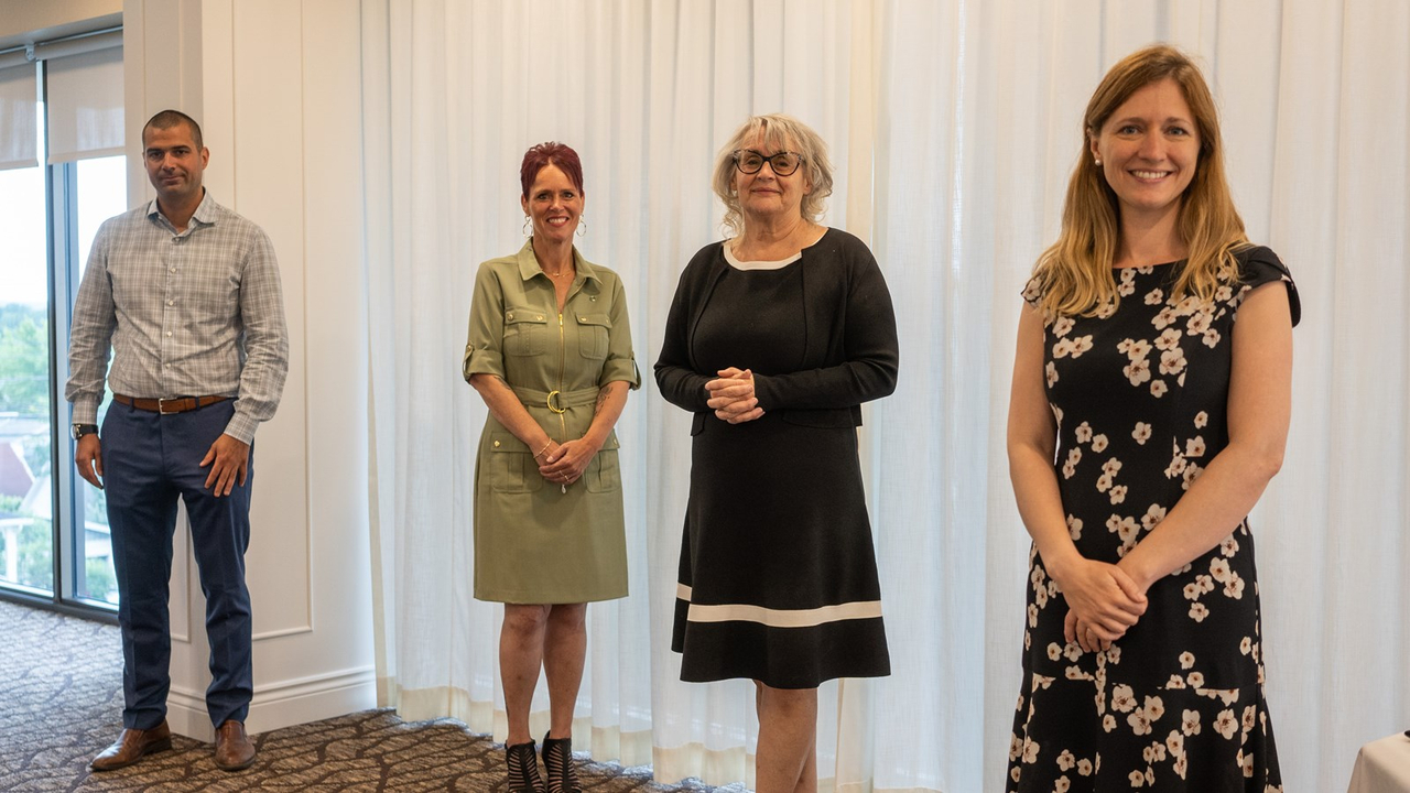 Jean-Pierre Thabet, Marie-Josée Poulin (directrice adjointe à la direction générale de la Caisse Desjardins du Sud de la Chaudière, représentant les caisses Desjardins de
Chaudière Sud et Etchemin), Hélène Rodrigue et Marie Champagne