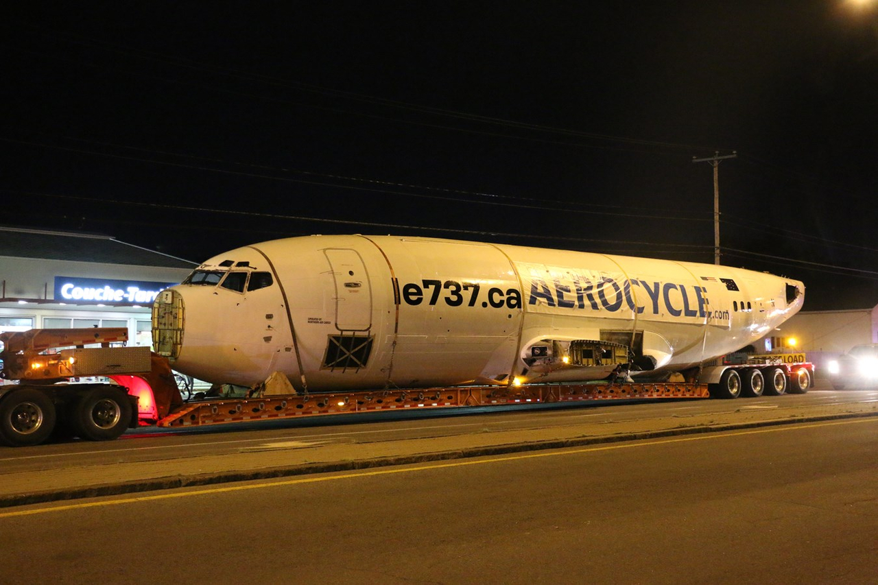 Un Boeing 737 transporté par voie terrestre vendredi soir