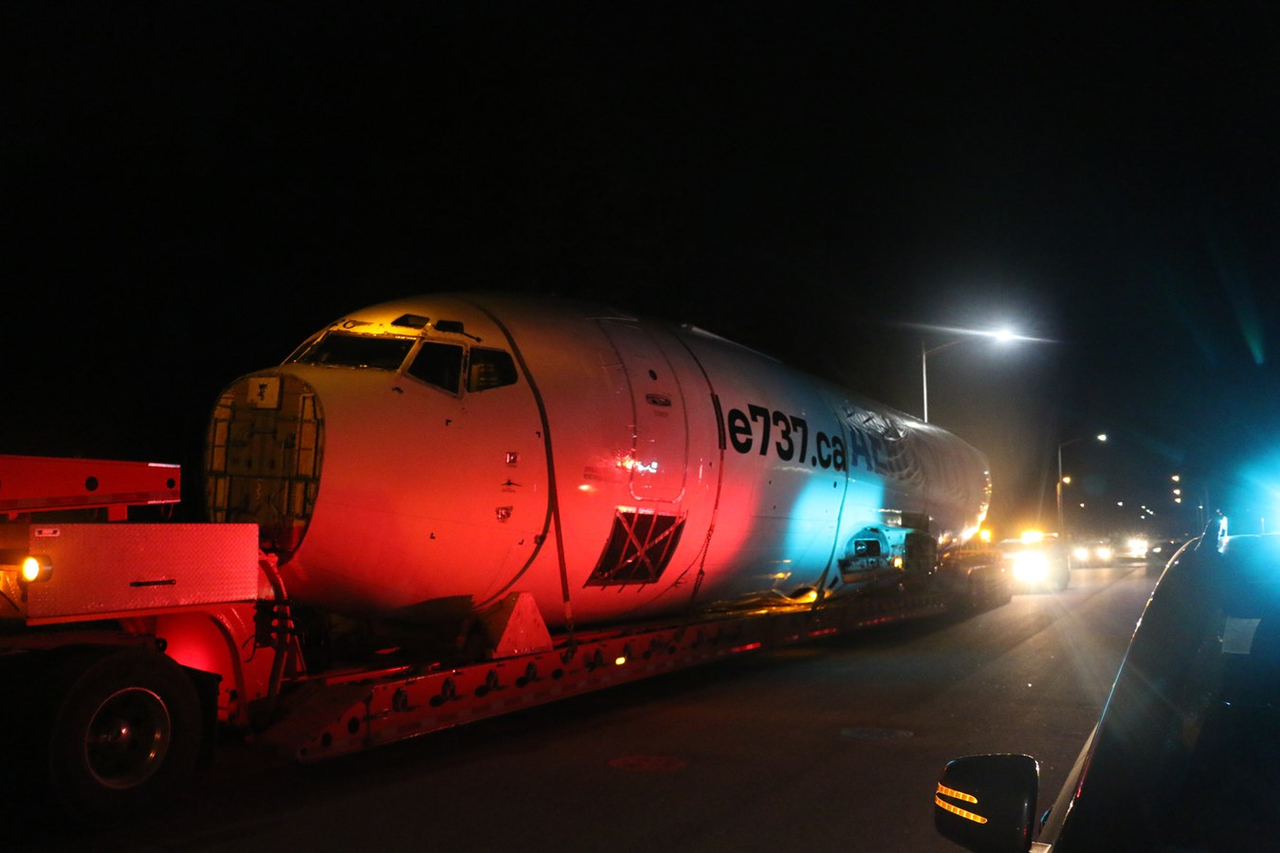 Un Boeing 737 transporté par voie terrestre vendredi soir