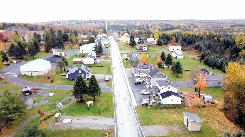 Normand DeLessard présente une vue aérienne de Saint-Louis-de-Gonzague