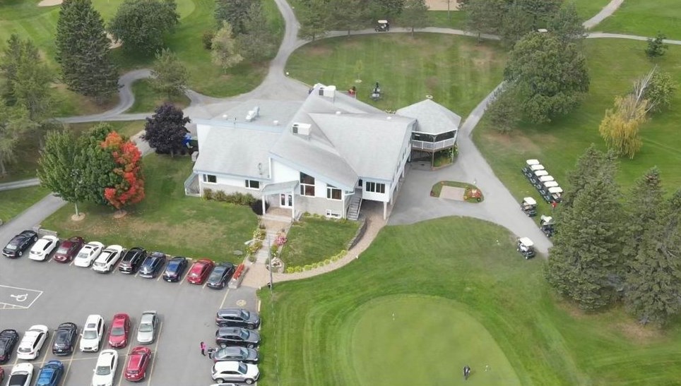 Normand DeLessard présente le Club de golf de Lac-Etchemin vue du ciel