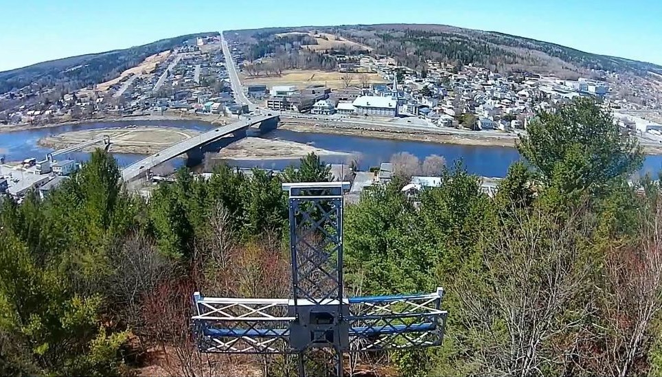 Normand DeLessard présente une vue aérienne de la croix de Beauceville
