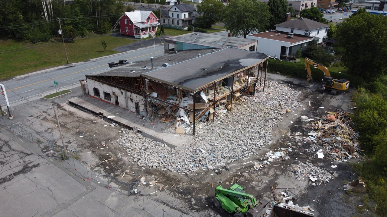 La démolition du restaurant Pizza Wow commençait aujourd'hui à Beauceville