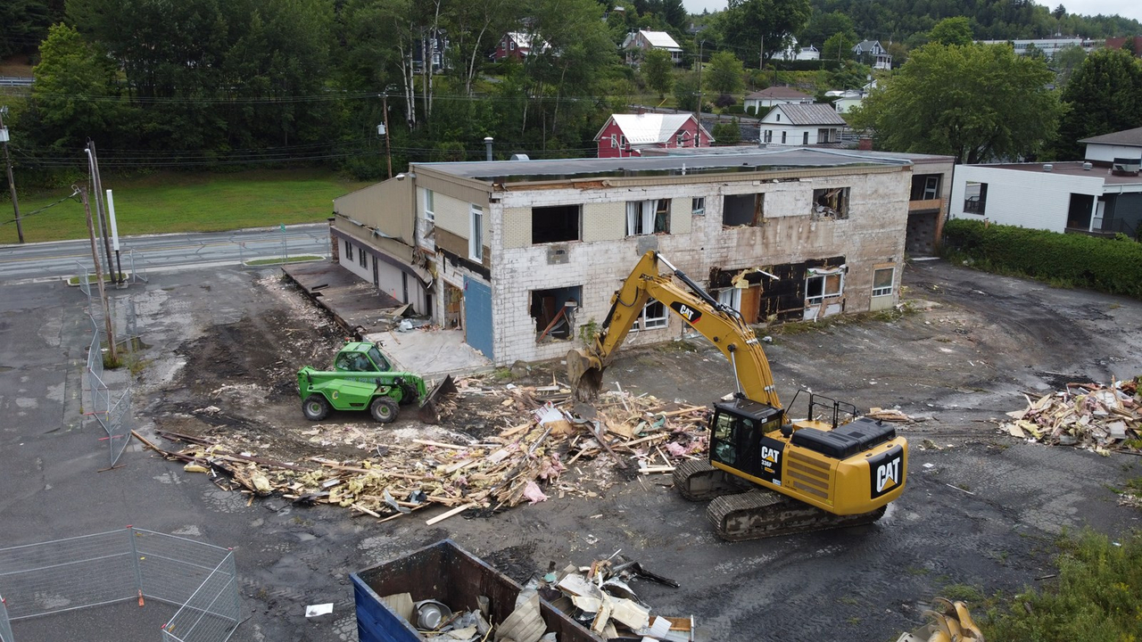 La démolition du restaurant Pizza Wow commençait aujourd'hui à Beauceville