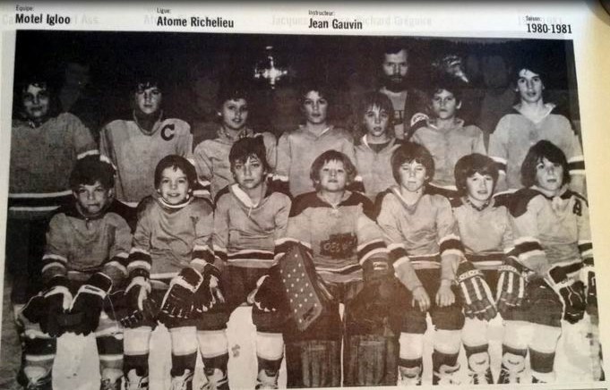 Normand DeLessard présente des souvenirs du hockey mineur à Saint-Georges