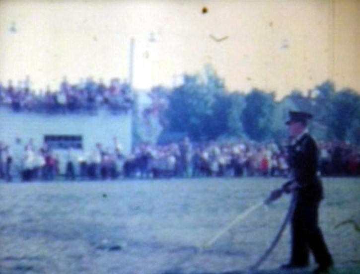 Normand DeLessard présente une pratique de pompier en 1961