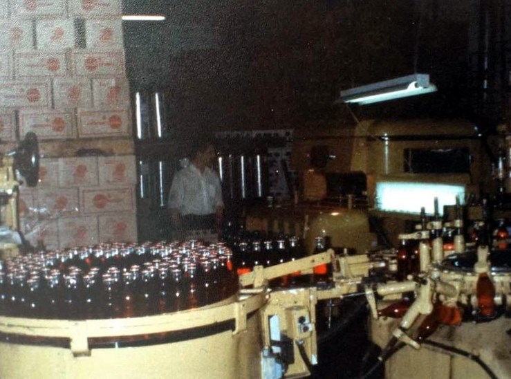 Normand DeLessard présente des souvenirs de liqueurs de Saint-Georges