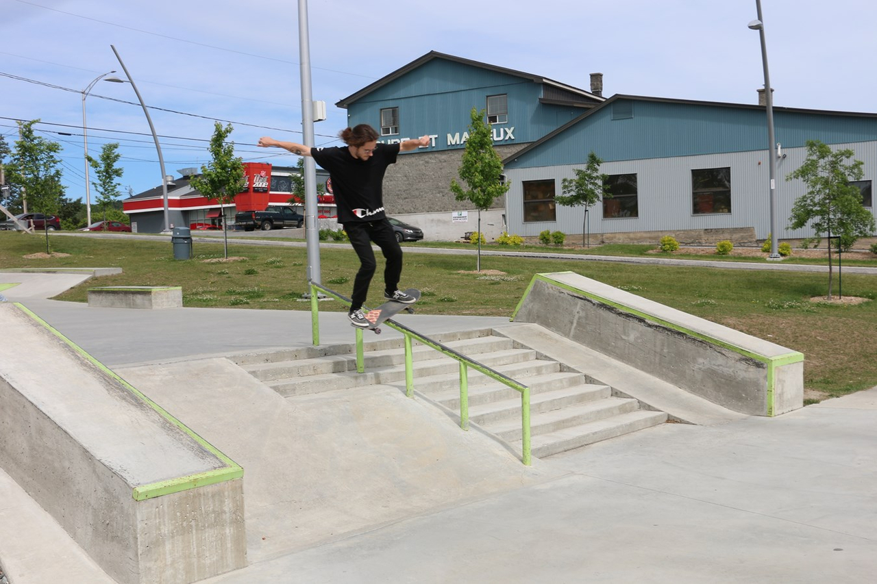 Jeune skater qui pratiquait son sport au skate parc à Saint-Georges.