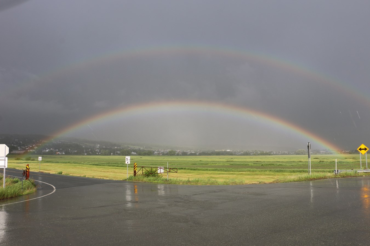 Un double arc-en-ciel au-dessus de Saint-Joseph suite a un orage un samedi soir
