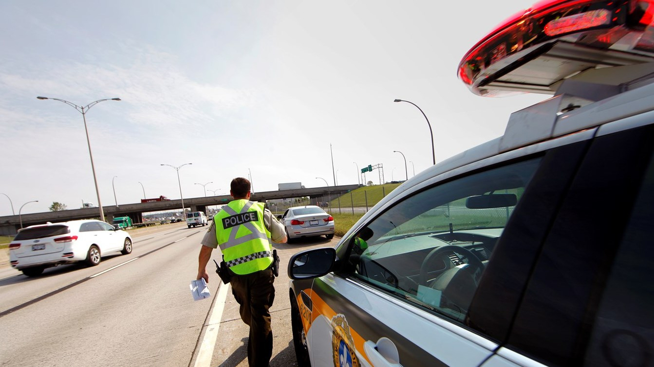 Arrêté pour avoir jeté un déchet sur la route, il échoue au test d'alcool