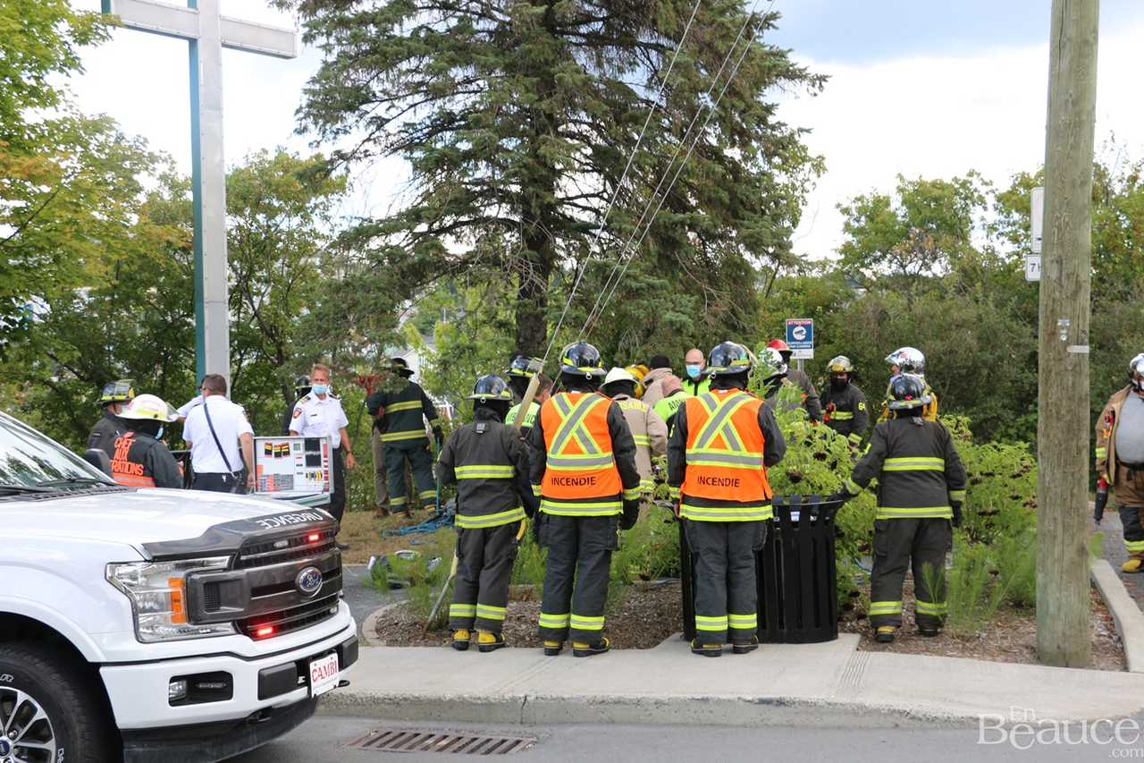 Une conductrice termine sa route dans des arbres