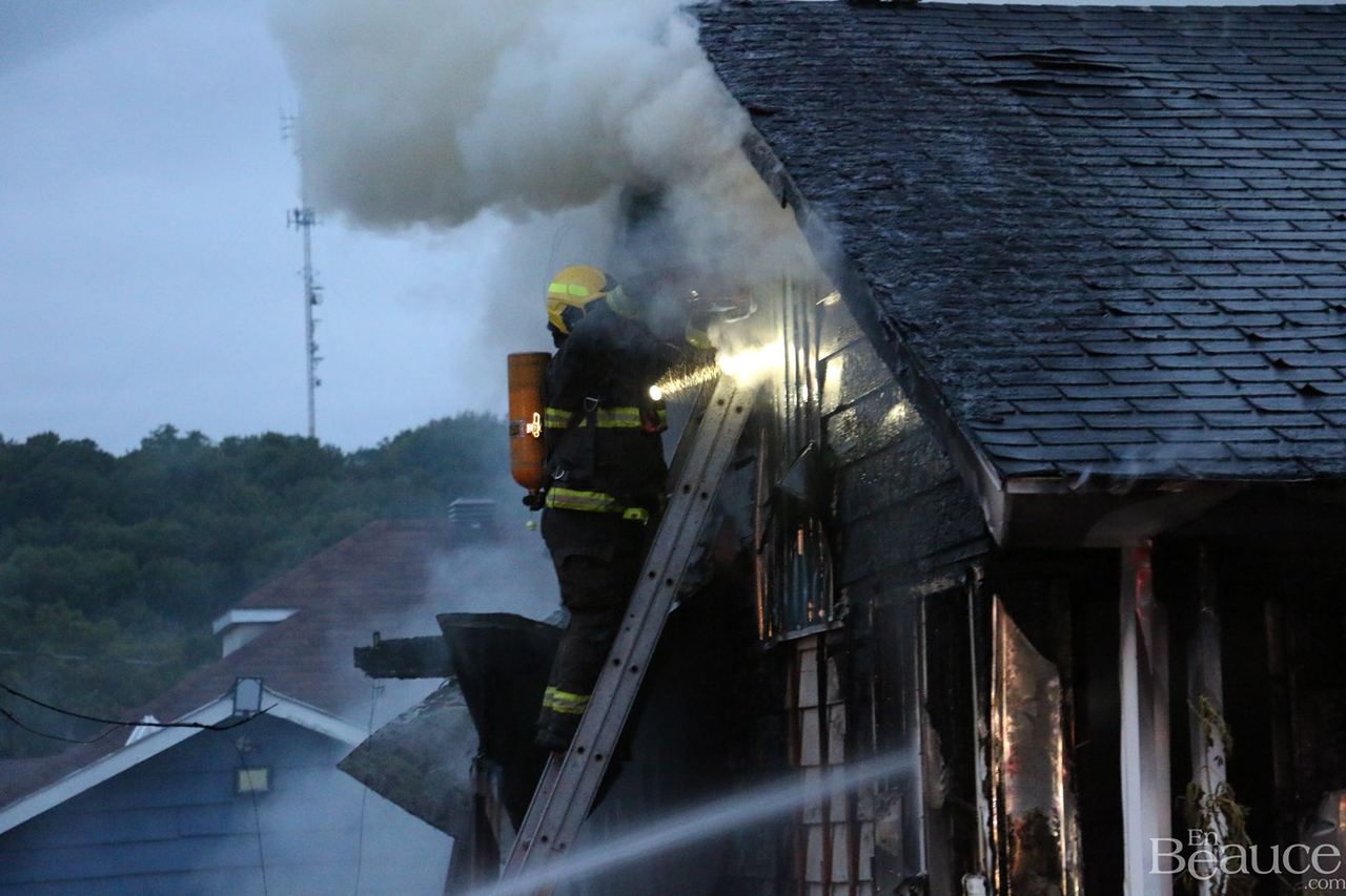 Une résidence ravagée par les flammes à Beauceville