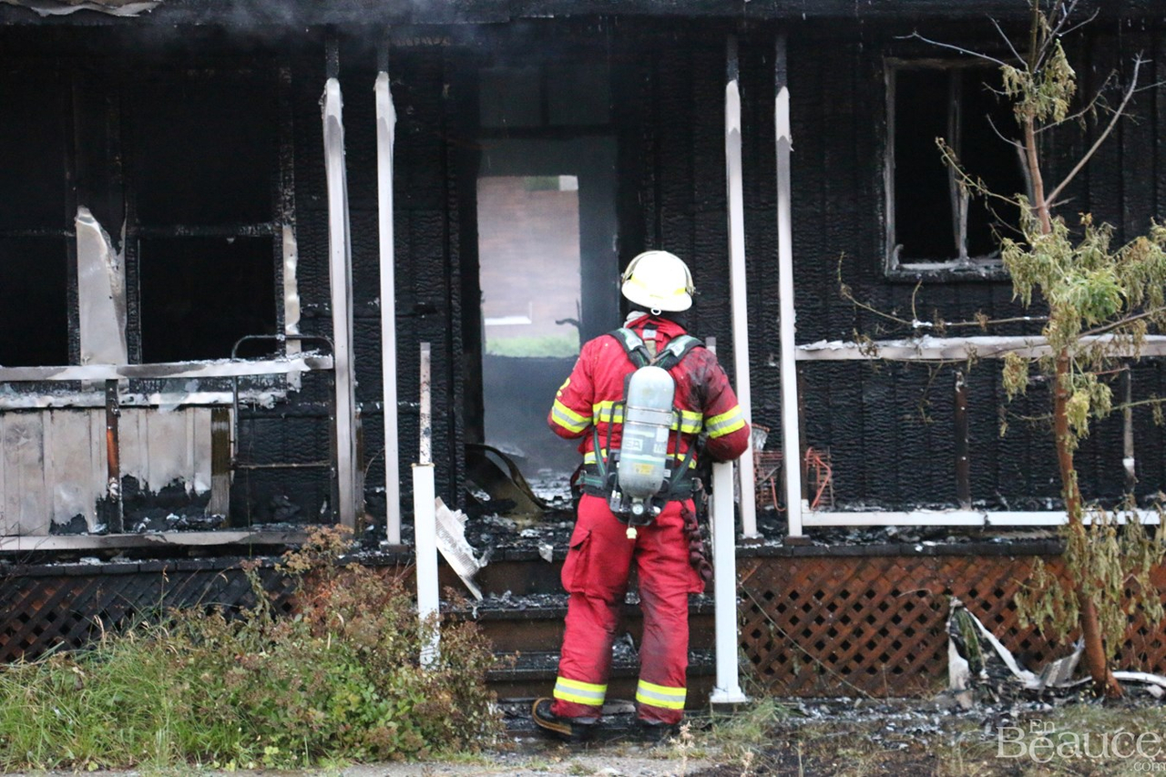 Une résidence ravagée par les flammes à Beauceville