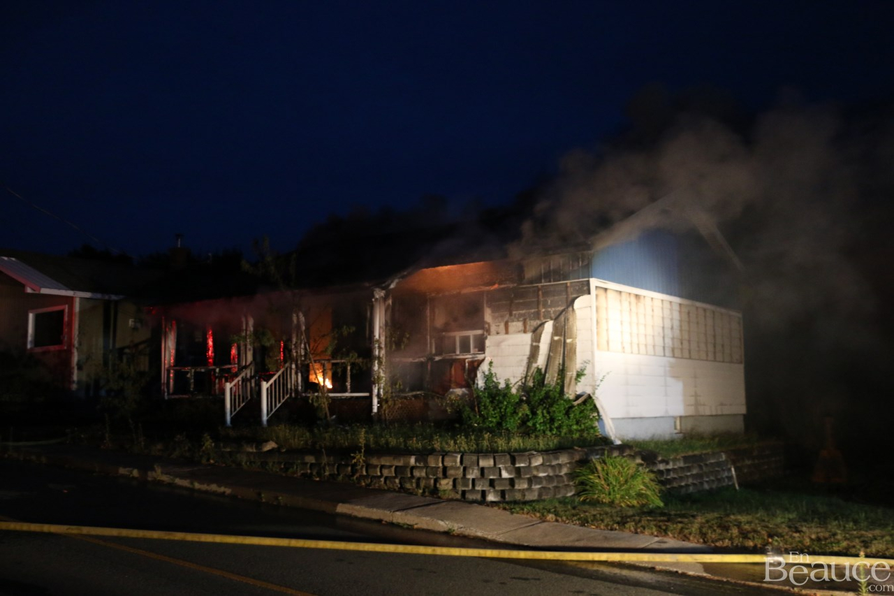 Une résidence ravagée par les flammes à Beauceville