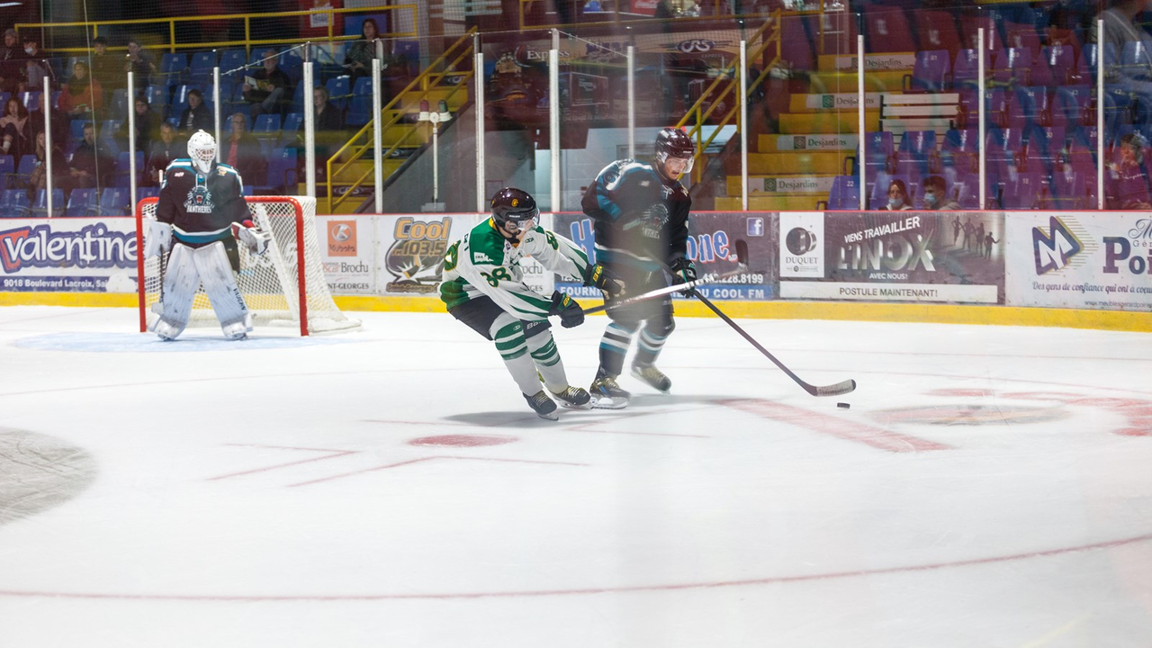 Une belle victoire pour le match inaugural des Condors hockey