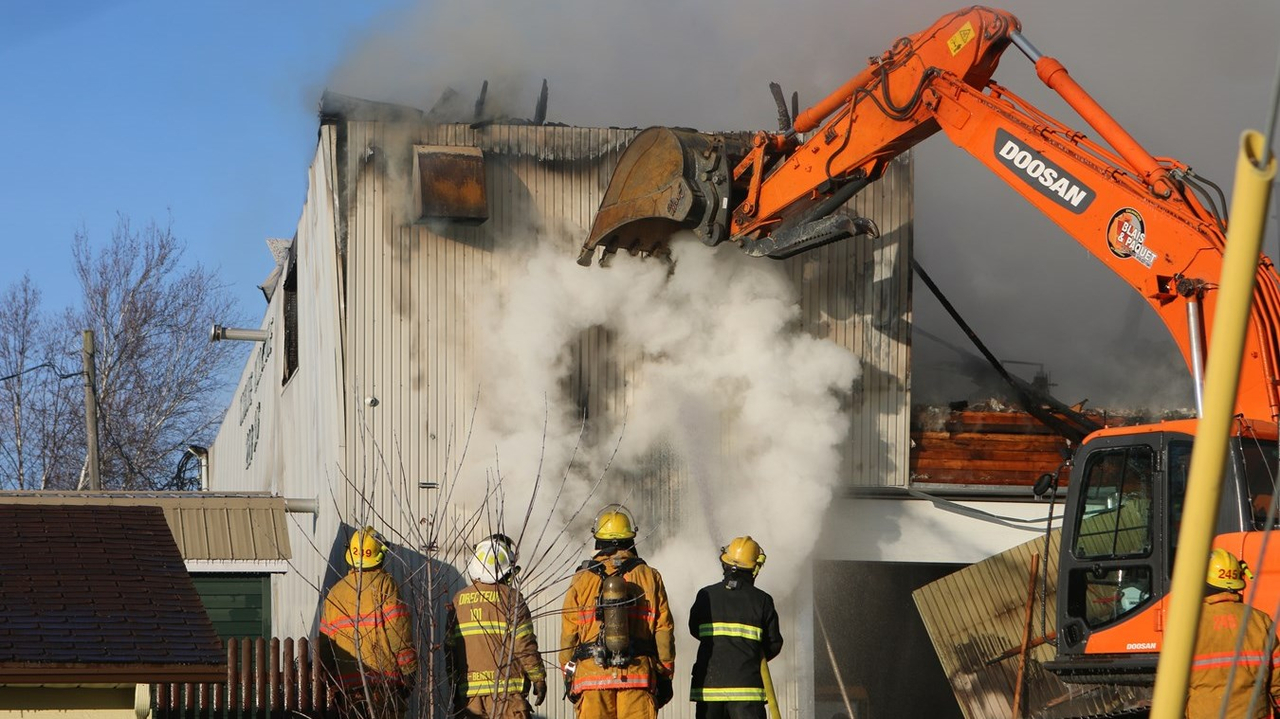 Incendie chez Usinage Xpress: le feu aurait pris naissance dans la chambre à peinture