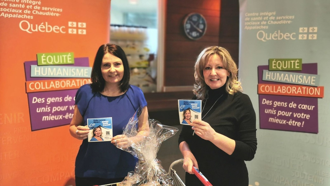 Caroline Brown, dg de la DPJ Chaudière-Appalaches, et Myriam Taschereau montrent les autocollants apposés dans des marchés d'alimentation du territoire.