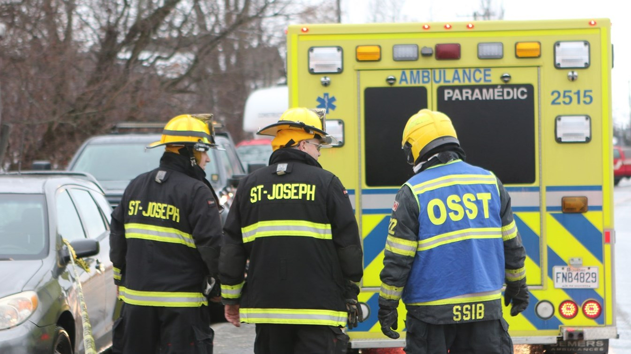 Les pompiers de Beauceville et Saint-Joseph s'entraidant sur l'intervention de l'avenue Lambert le 11 décembre.