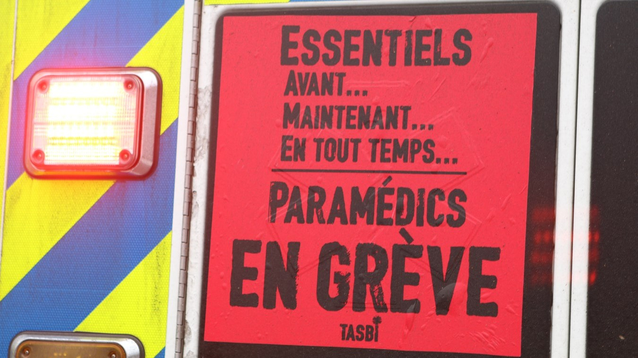 Les paramedics du TASBI font sentir leur mécontentement par des affiches apposées sur les ambulances.