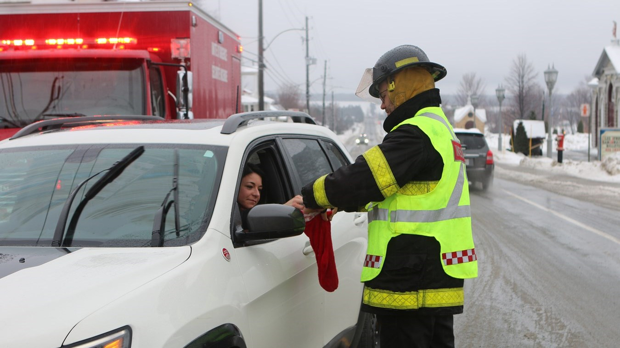 Les pompiers de Tring-Jonction ont participé a la guignolée pour le Service d'Entraide de Saint-Frédéric.