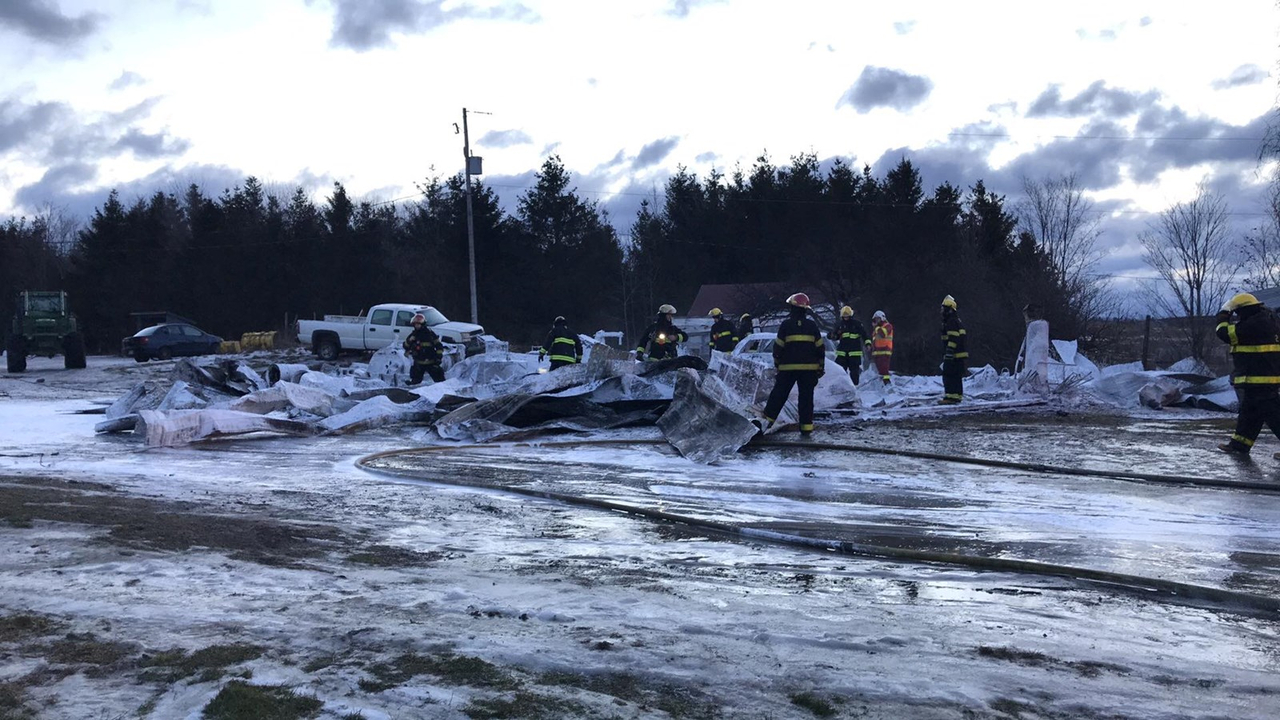 Garage résidentiel rasé par les flammes