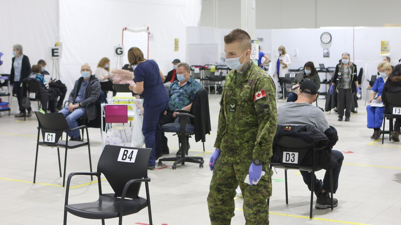 Une aide précieuse de la part des militaires au centre de vaccination de Saint-Georges