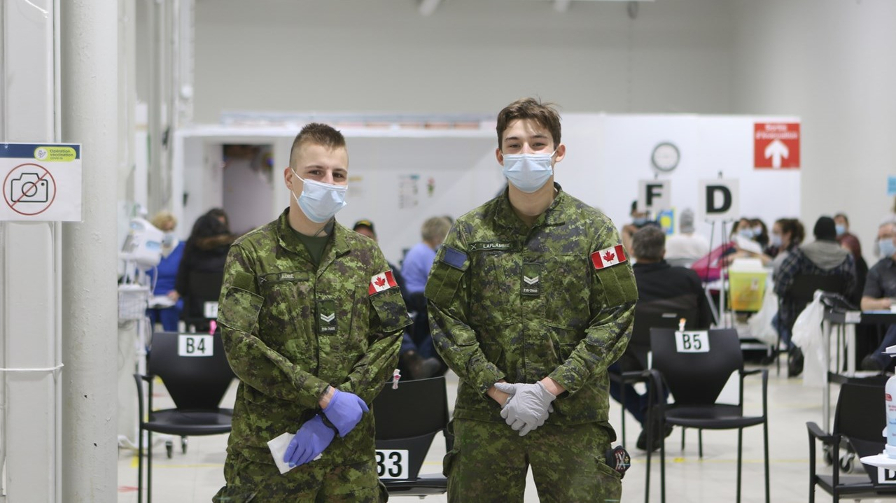 Une aide précieuse de la part des militaires au centre de vaccination de Saint-Georges