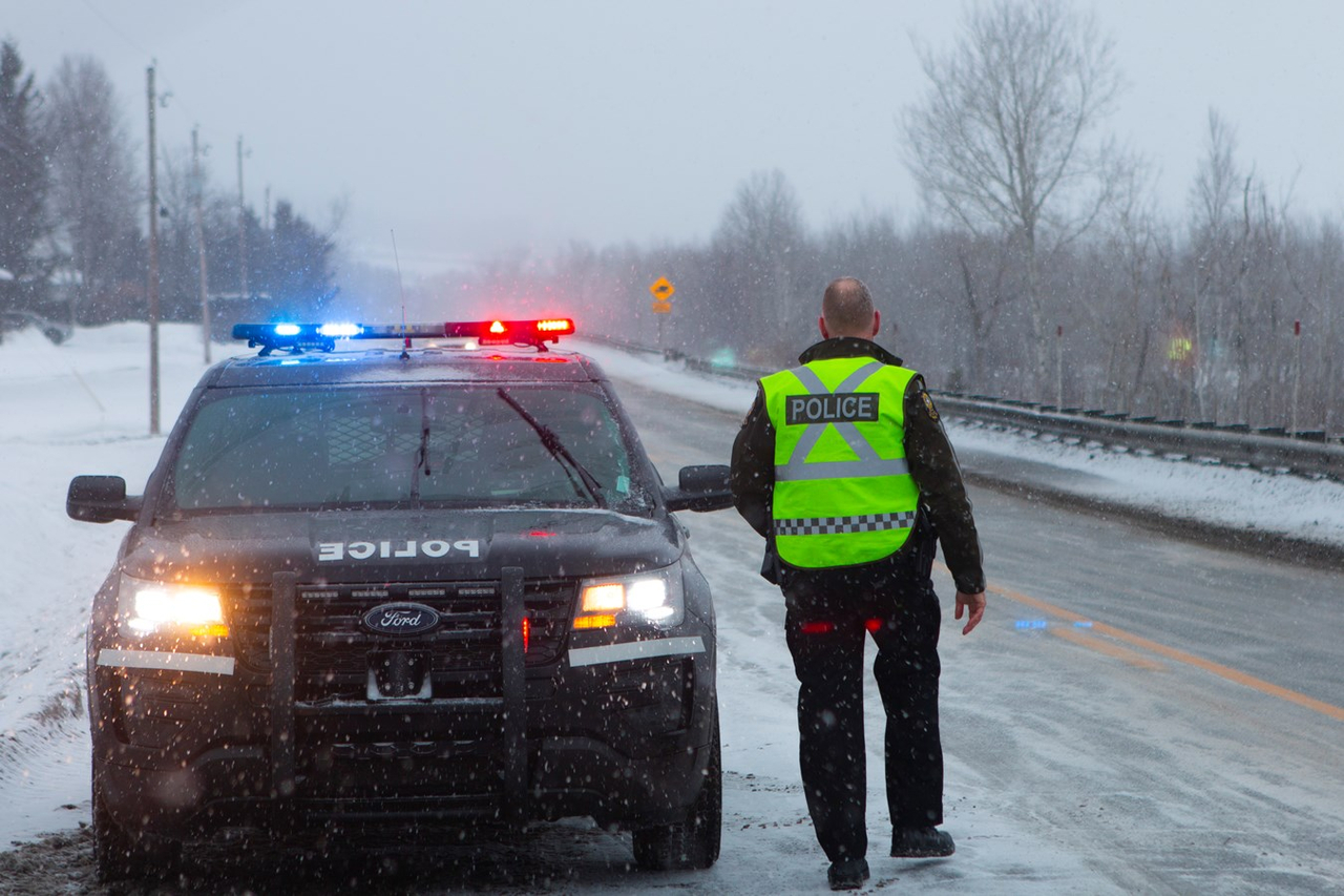 Un policier de la MRC de Beauce-Sartigan effectuant la circulation sur un accident de la route