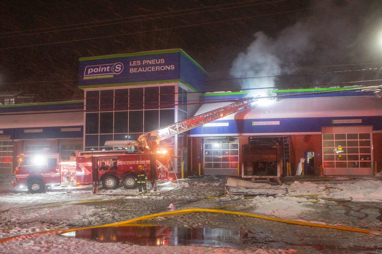 Important incendie chez Pneus Beaucerons à Beauceville