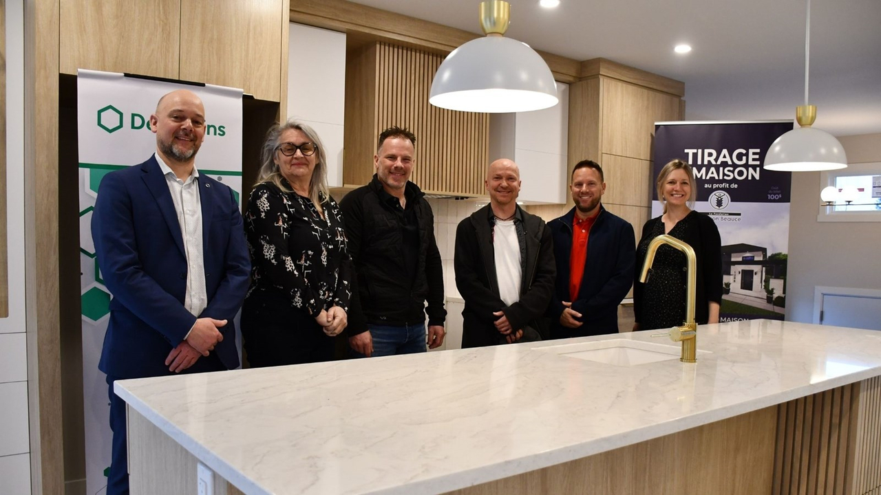 De gauche à droite, Jean Poulin, Hélène Rodrigue, Vincent Bernard, Francis Audet (le gagnant), David Bernard (Construction Robert Bernard) et Marie Champagne.