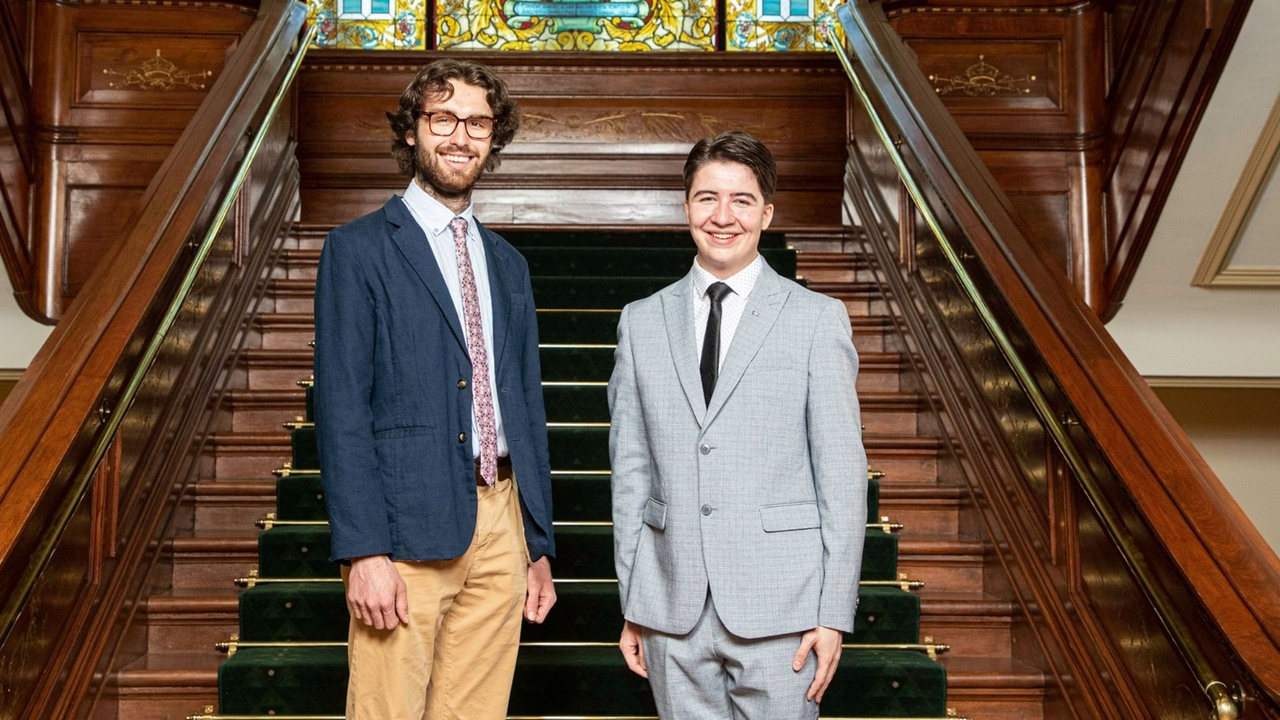 À droite, Samuel Boutin, dans l'enceinte de l'hôtel du Parlement de l'Assemblée nationale du Québec, avec l'enseignant Marcel Roy, qui agit comme accompagnateur. 