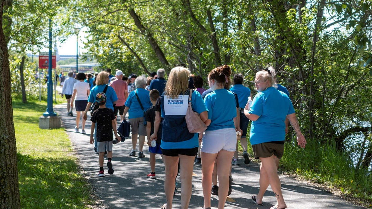 Une centaine de personnes marchent pour l'Alzheimer