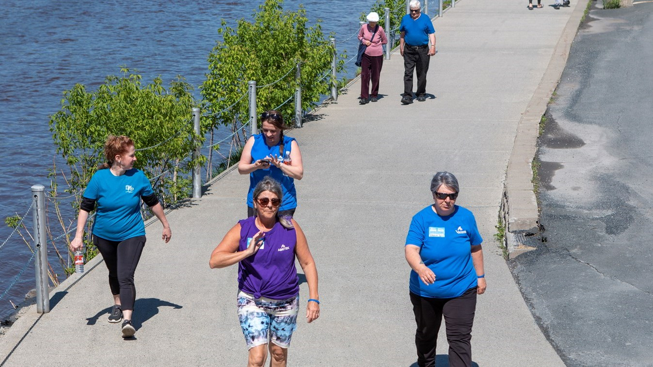 Une centaine de personnes marchent pour l'Alzheimer