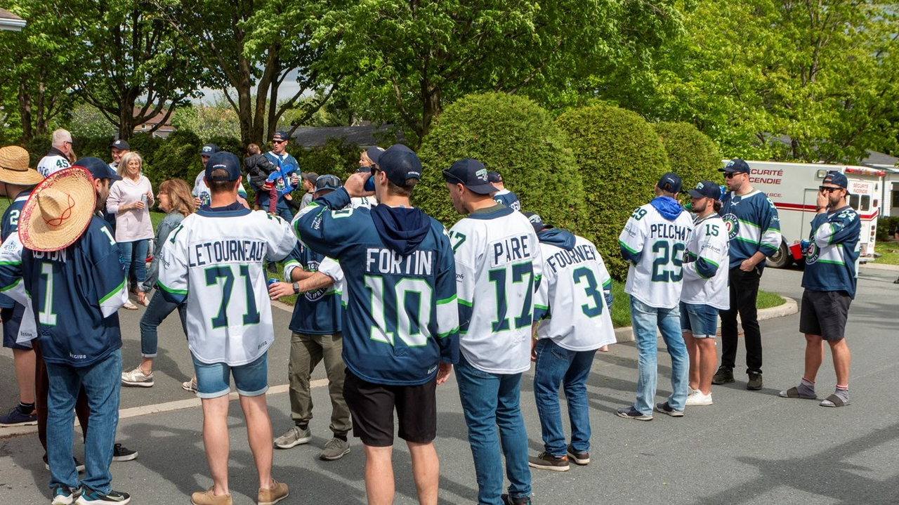 Une parade pour célébrer le club de hockey le Familiprix