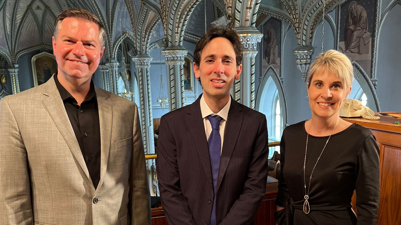 Vincent Dubois, entouré des organisateurs Dominique Gagnon et Esther Clément
