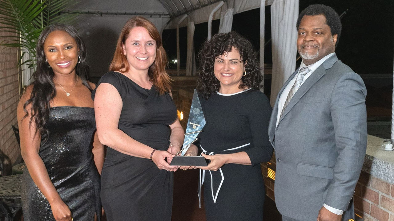 Krystal Bates et Reginald Tucker, du magazine Floor Covering News, ont remis le prix aux représentantes de Mirage, Vanessa Desrochers et Anne-Marie Quirion.