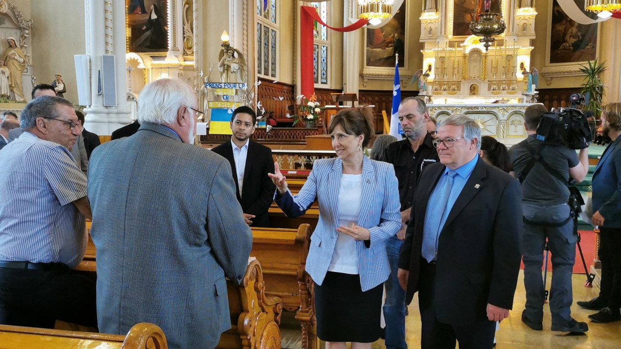 C'est en l'église de Saint-Joseph-de-Beauce que la ministre de la Culture, Nathalie Roy (au centre) a effectué son annonce nationale.