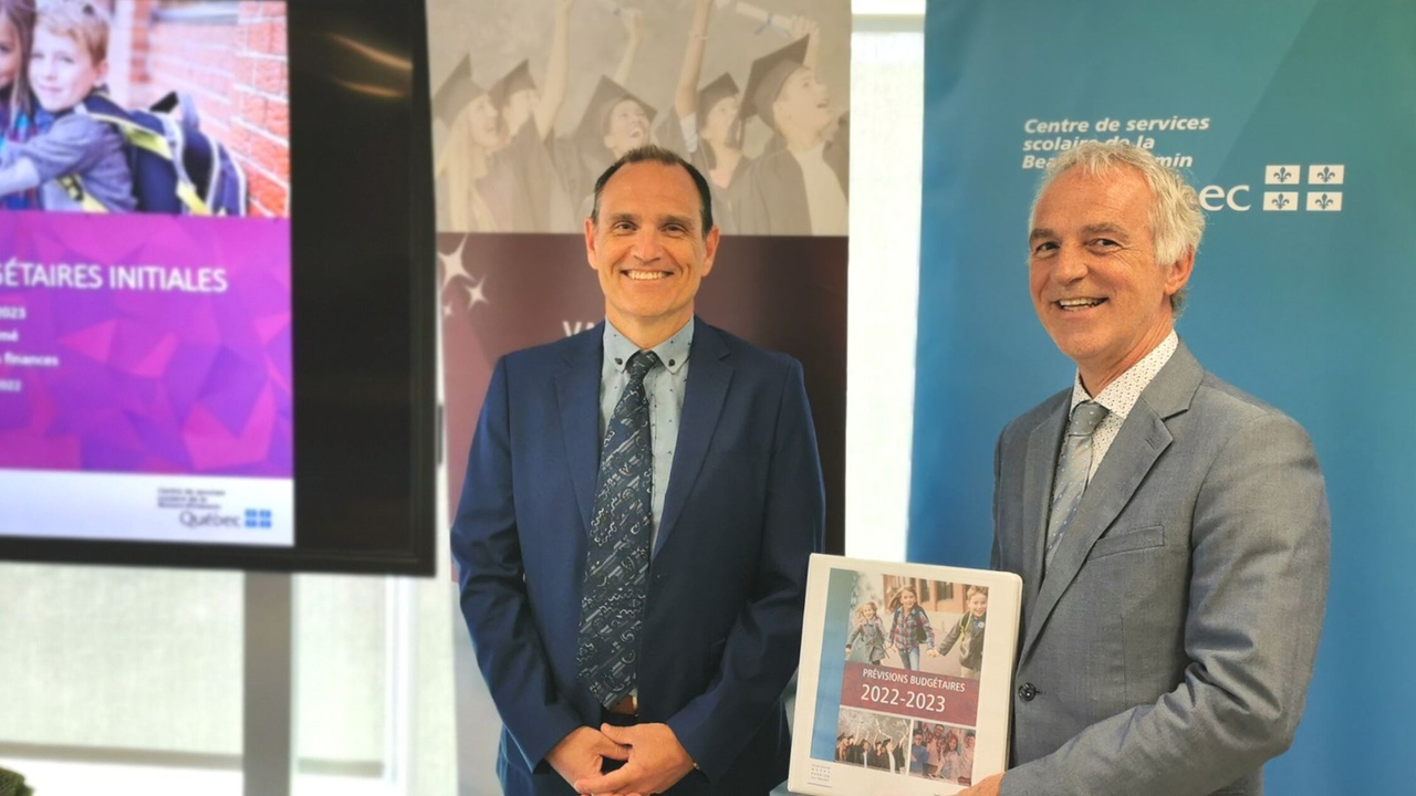 Le directeur du Service des finances, Patrick Beaudoin, et le directeur général, Fabien Giguère, lors de la présentation des prévisions budgétaires à la presse régionale.