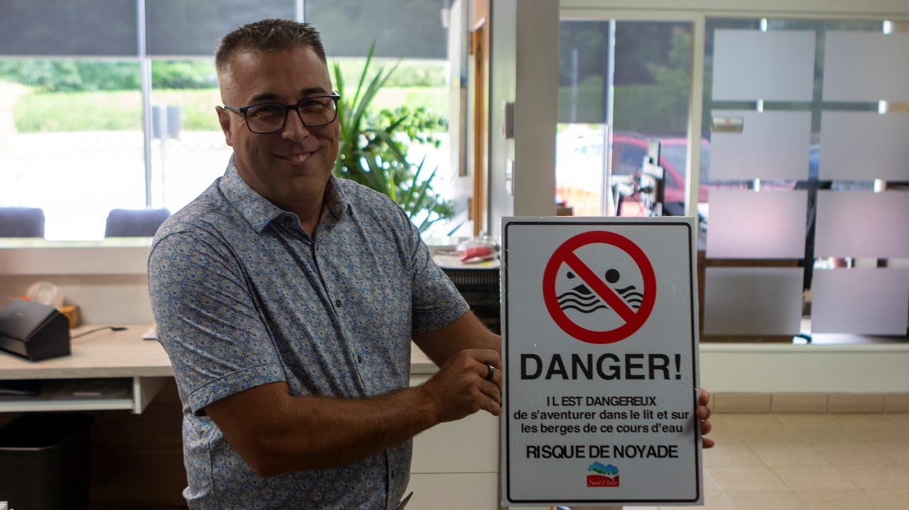 Carl Marcoux, présentent les panneaux qui seront installés au abord de la rivière Savoie