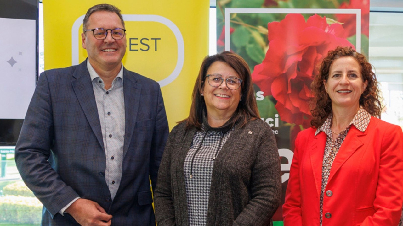 Rémi Breton, président d'honneur des Perséides 2023, en compagnie d'Anne Vaillancourt, de Promutuel Assurance Chaudière-Appalaches qui agit comme partenaire majeur de l'événement, et Chantal Gravel, présidente de la CCINB.
