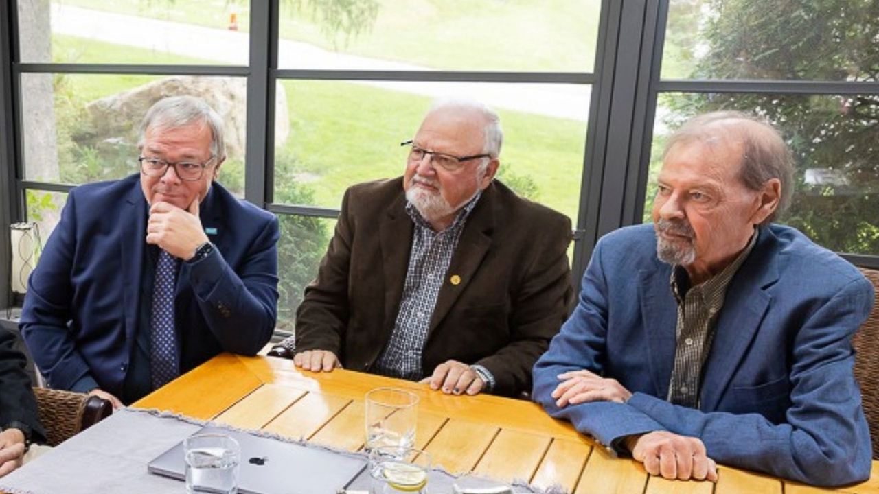 À droite, André Spénard en compagnie de son prédécesseur dans Beauce-Nord, Janvier Grondin, et de son successeur, Luc Provençal. Une photo prise le 21 septembre dernier.