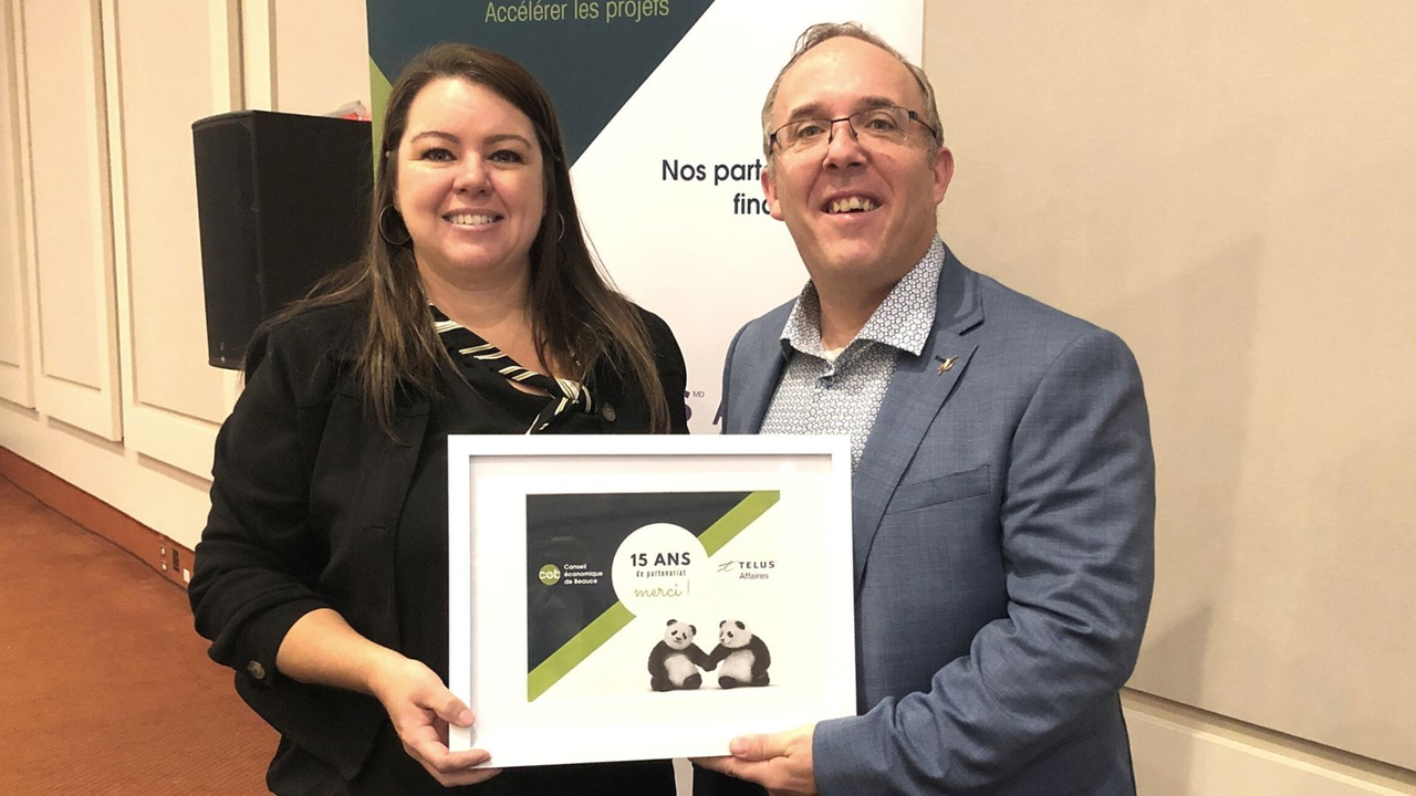Hélène Latulippe, directrice générale du CEB en compagnie de Christian Tremblay,  directeur des ventes chez TELUS. 