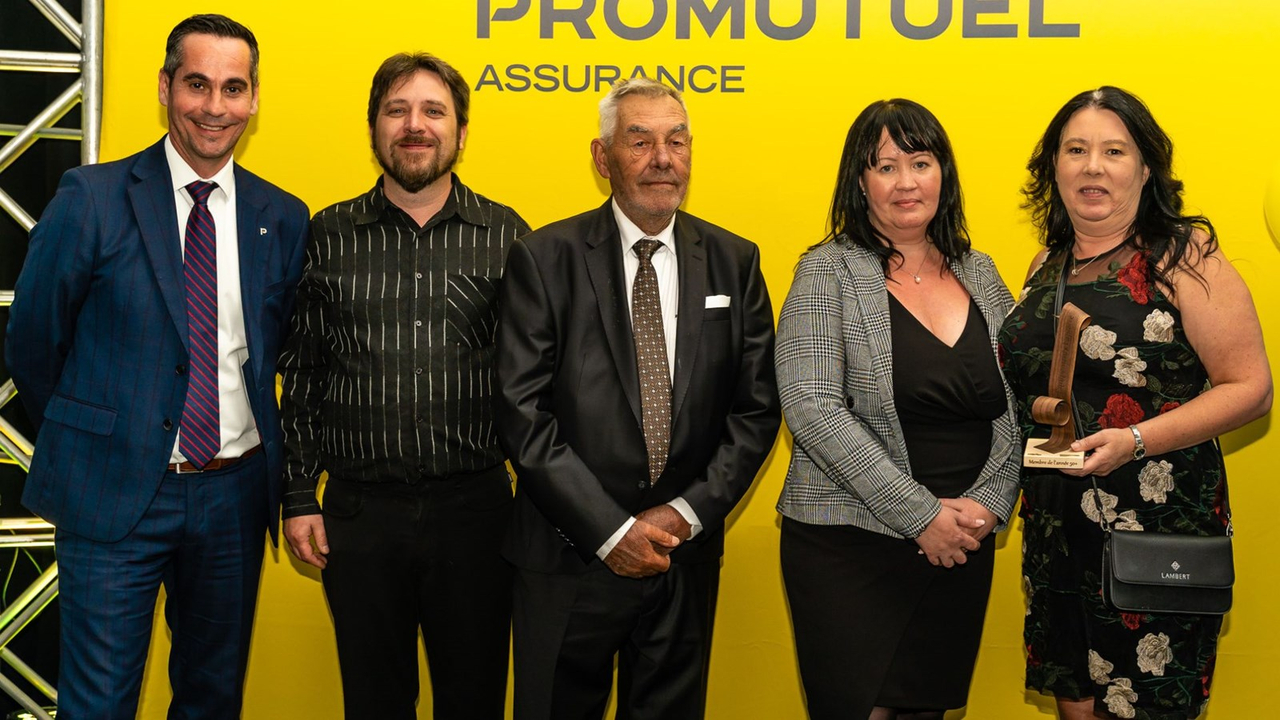 De gauche à droite, André Gagnon, directeur des opérations, assurance des particuliers chez Promutuel Assurance Centre-Sud; pour Les Équipements Lapierre Carl Lapierre, vice-président à la recherche et au développement, Donald Lapierre, président, Chantal Lapierre, directrice générale et Anick Lapierre, directrice d’usines.