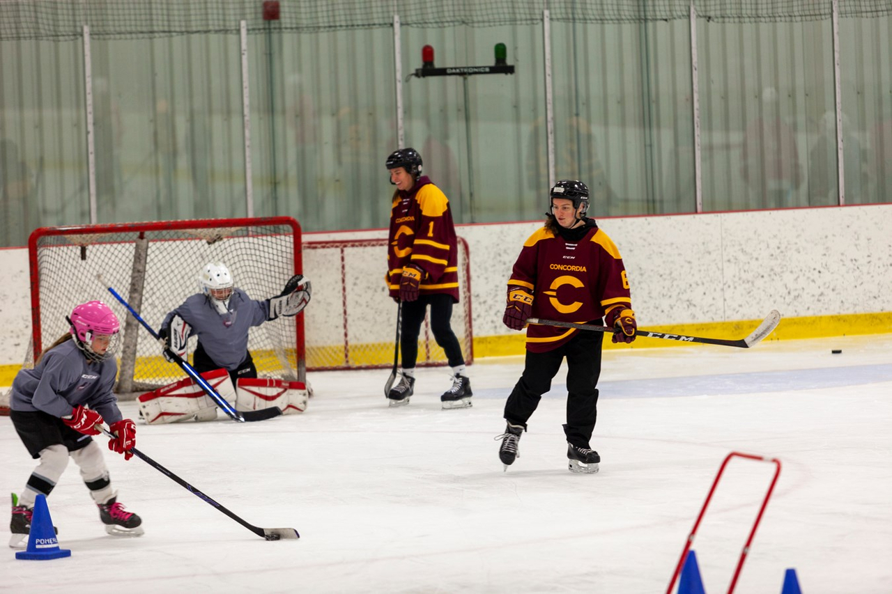 Des étoiles dans les yeux des jeunes hockeyeuses